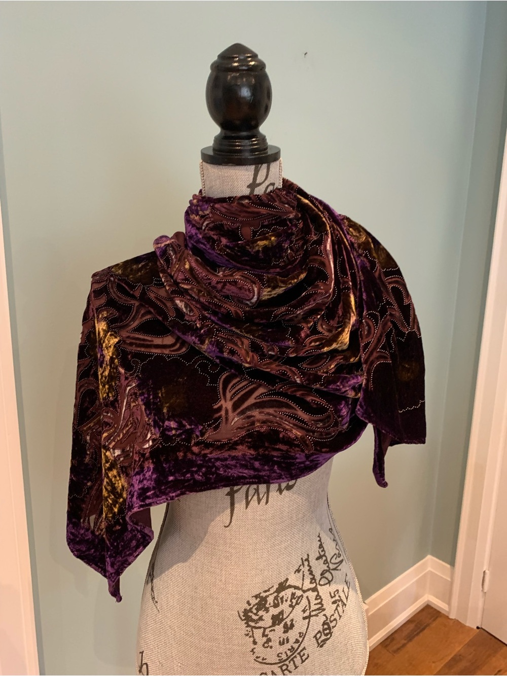 Velvet Floral Women's Shawl in Purple and Gold - Picture 2 of 12